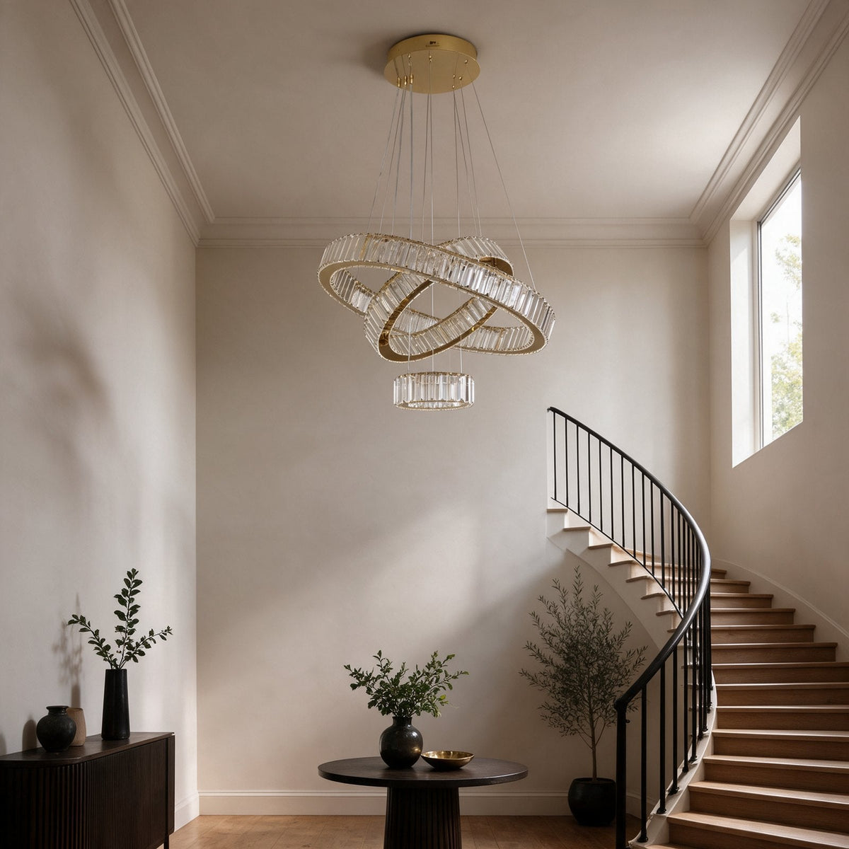 Envol — lustre en cristal dans une cage d'escalier Image