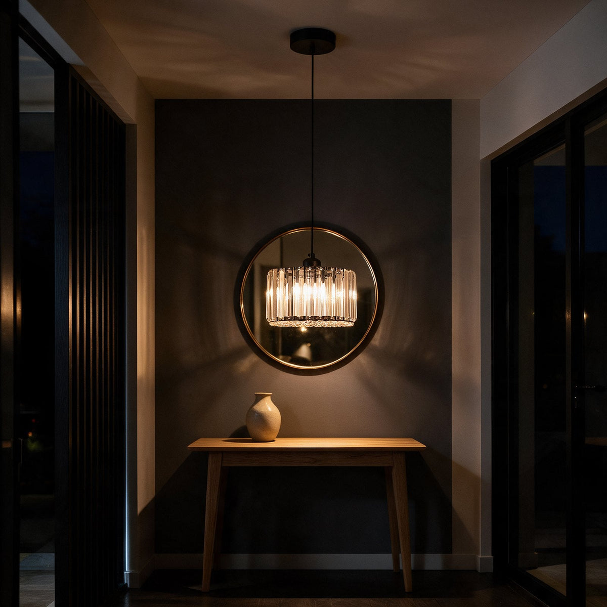 Halo — lustre en cristal dans une entrée en soirée
