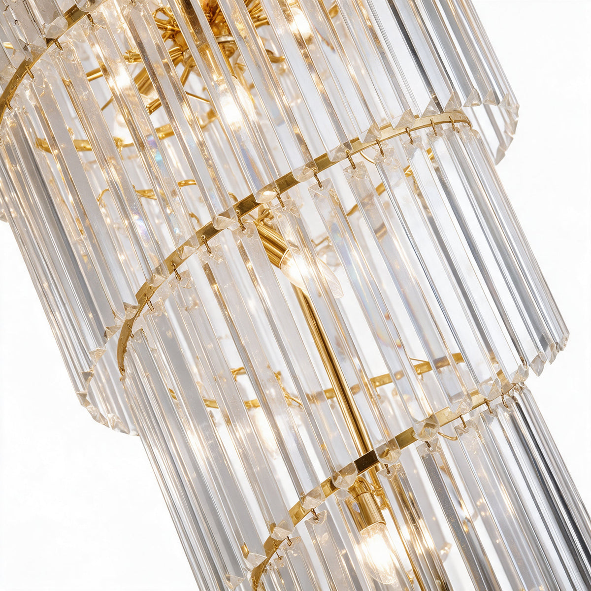 Cascade — détail macro des prismes de cristal en spirale