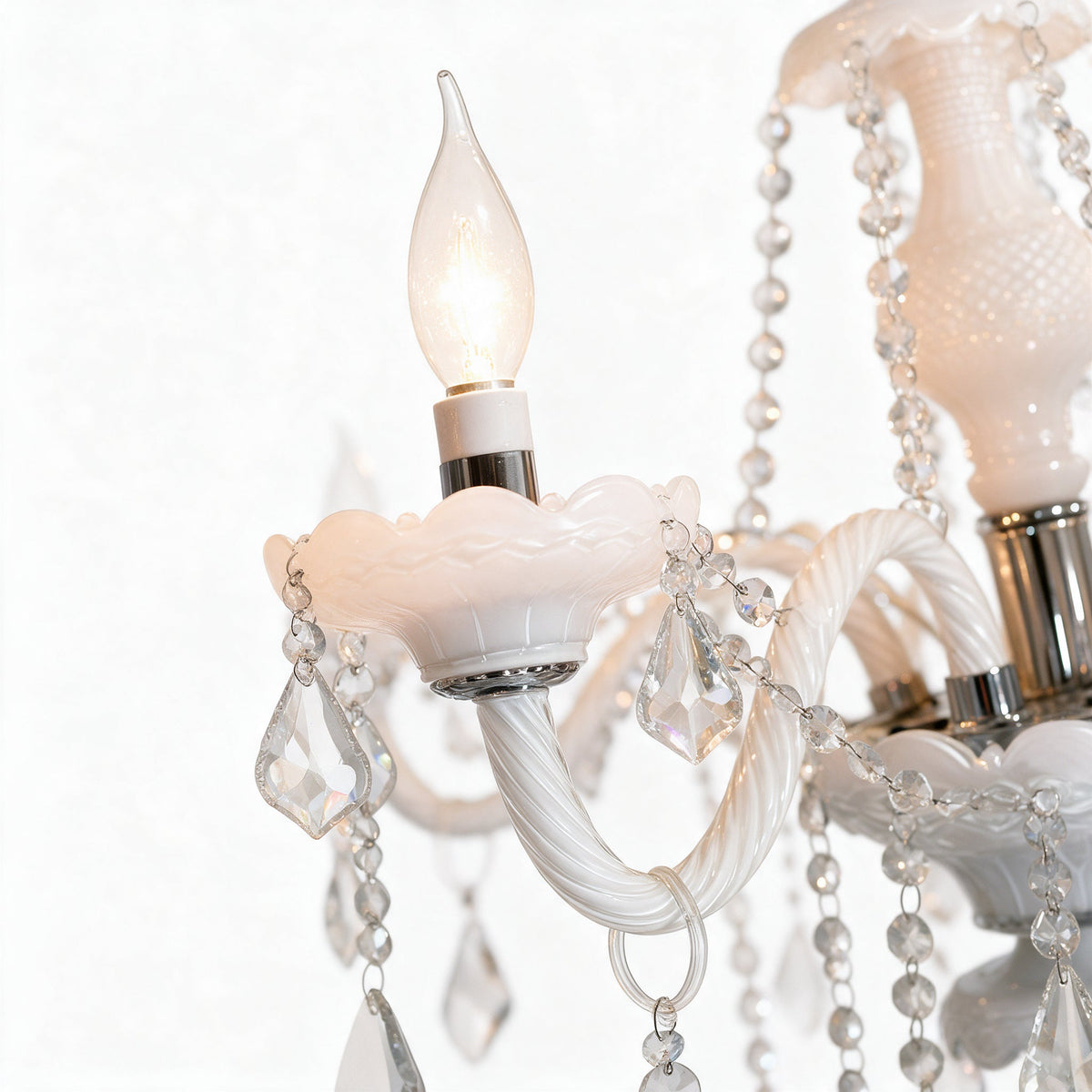 Chandelle — détail macro d'une fausse bougie et des pampilles de cristal