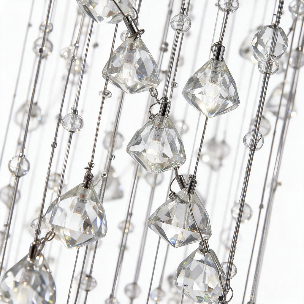Colonne — détail macro des brins de perles de cristal côte à côte