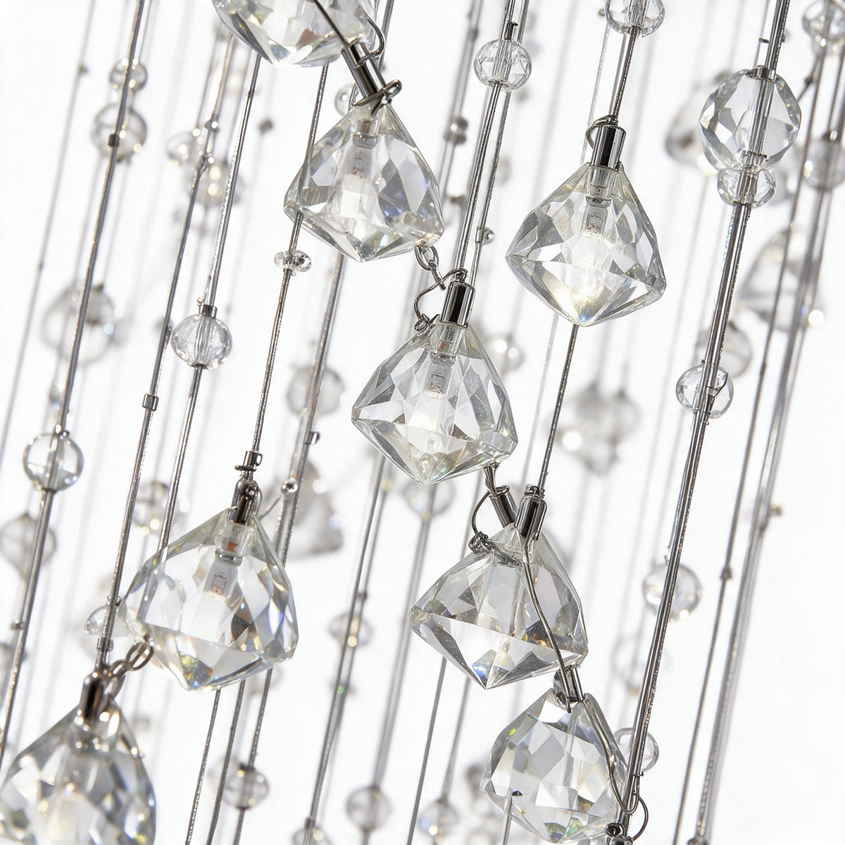 Colonne — détail macro des brins de perles de cristal côte à côte