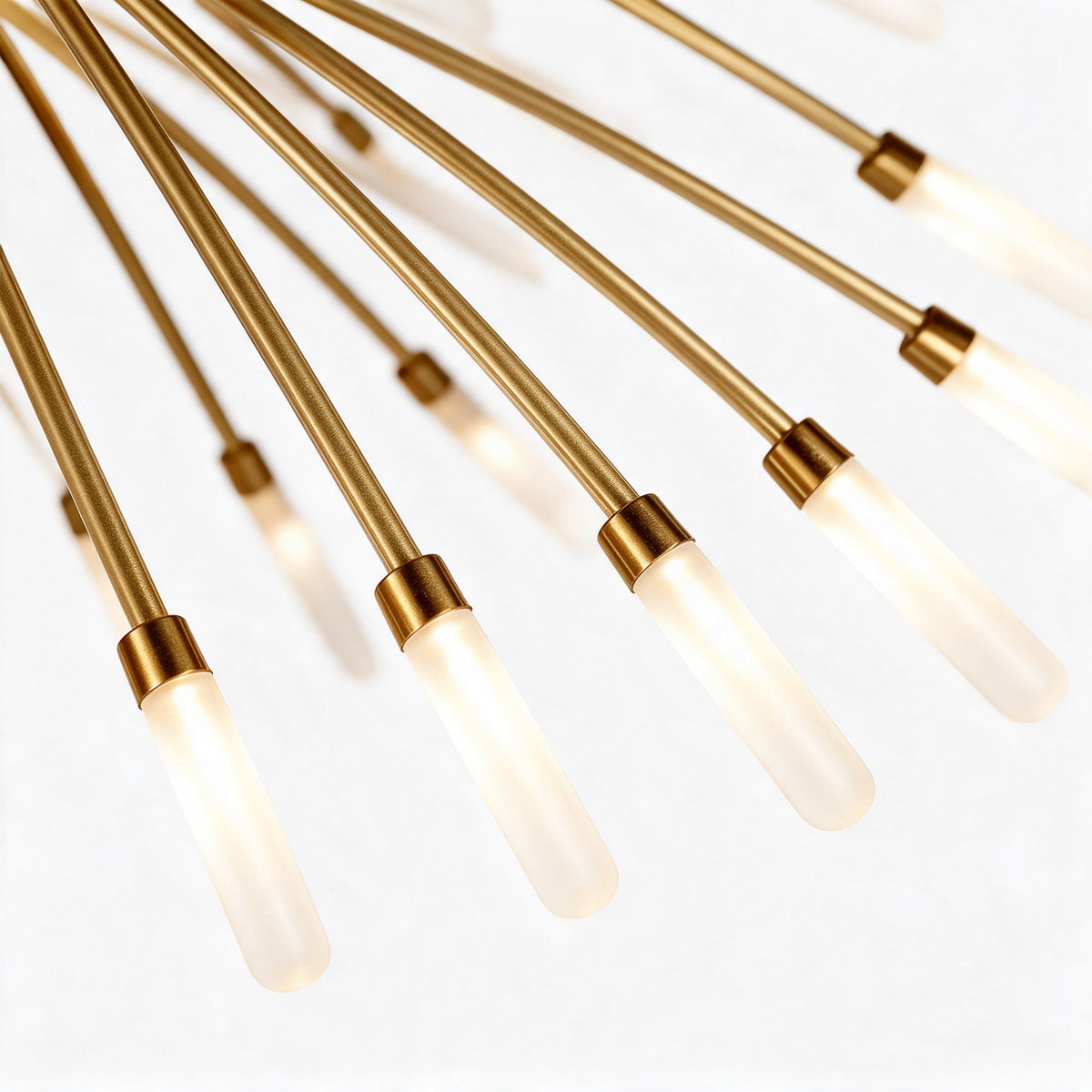 Firmament — détail macro de plusieurs bras dorés et de leurs pointes lumineuses