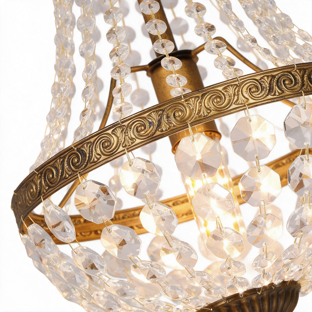 Édison — détail macro des perles de cristal enfilées et du bandeau doré ouvragé