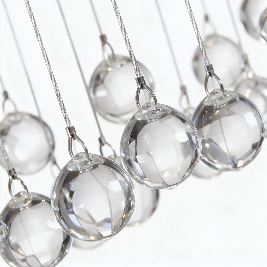 Prisme — détail macro des boules de cristal K9 sur leurs fils