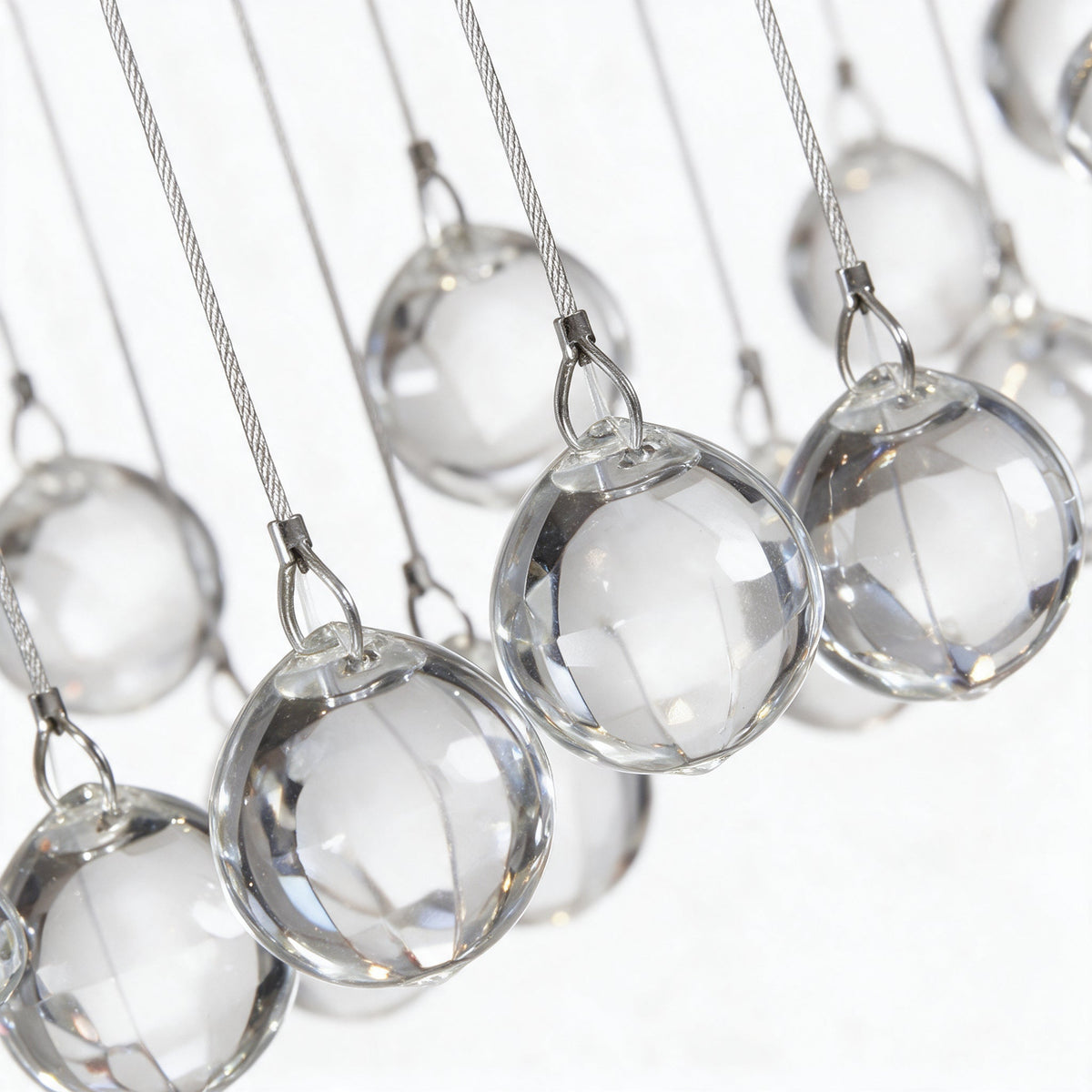 Prisme — détail macro des boules de cristal K9 sur leurs fils