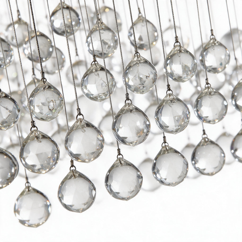 Zénith — détail macro des boules de cristal K9 sur leurs fils