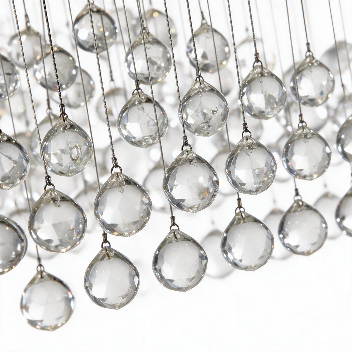 Zénith — détail macro des boules de cristal K9 sur leurs fils