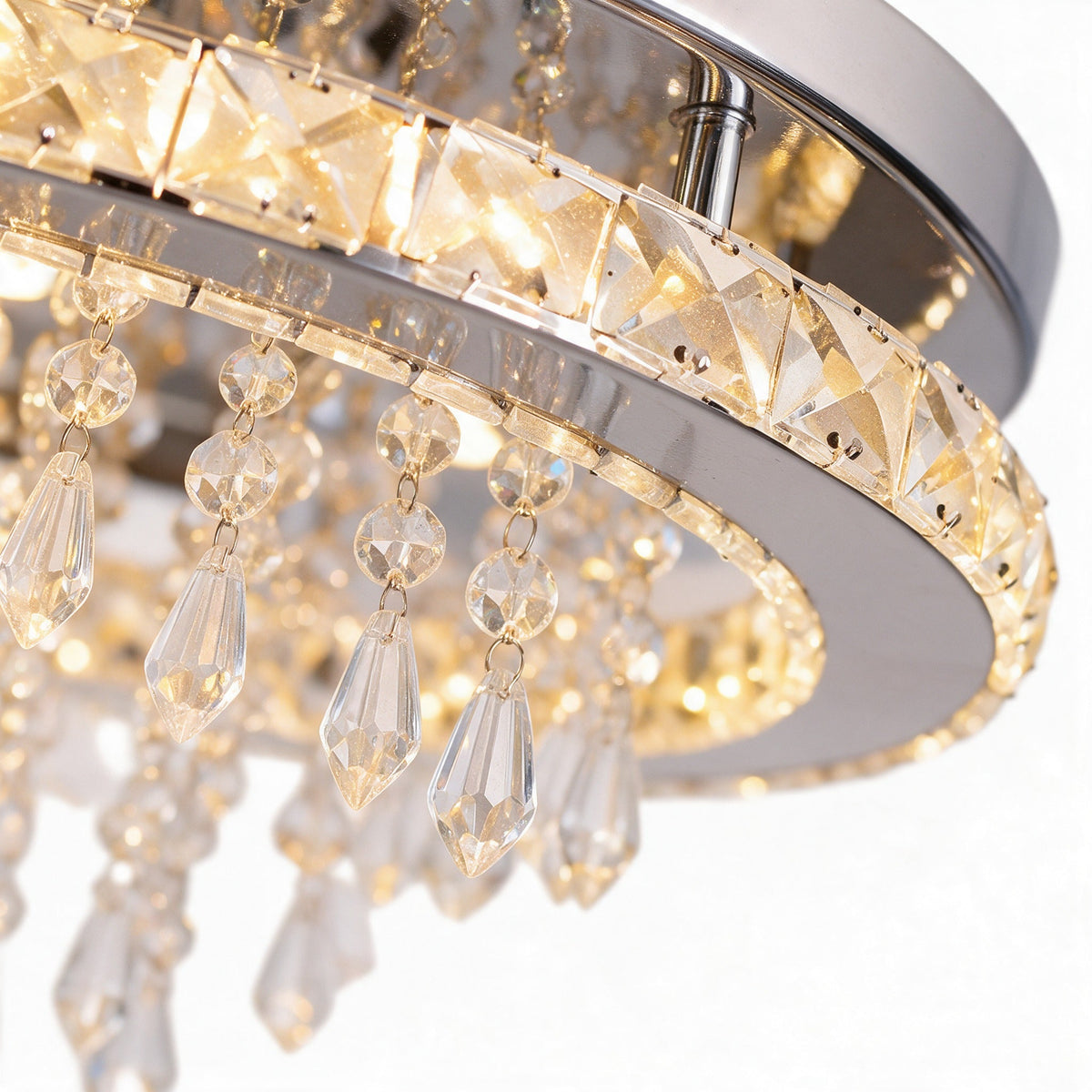 Auréole — détail macro des perles de cristal en cascade sous le bandeau lumineux