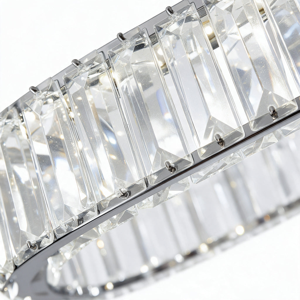Linéa — détail macro des épais prismes de cristal le long du rail chromé