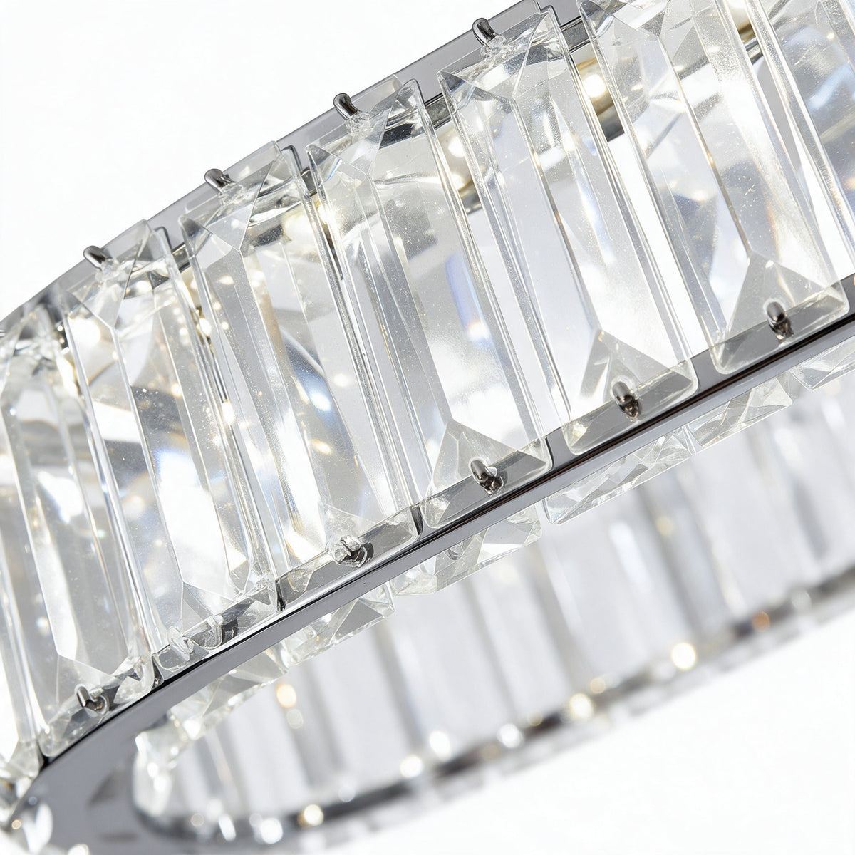 Linéa — détail macro des épais prismes de cristal le long du rail chromé