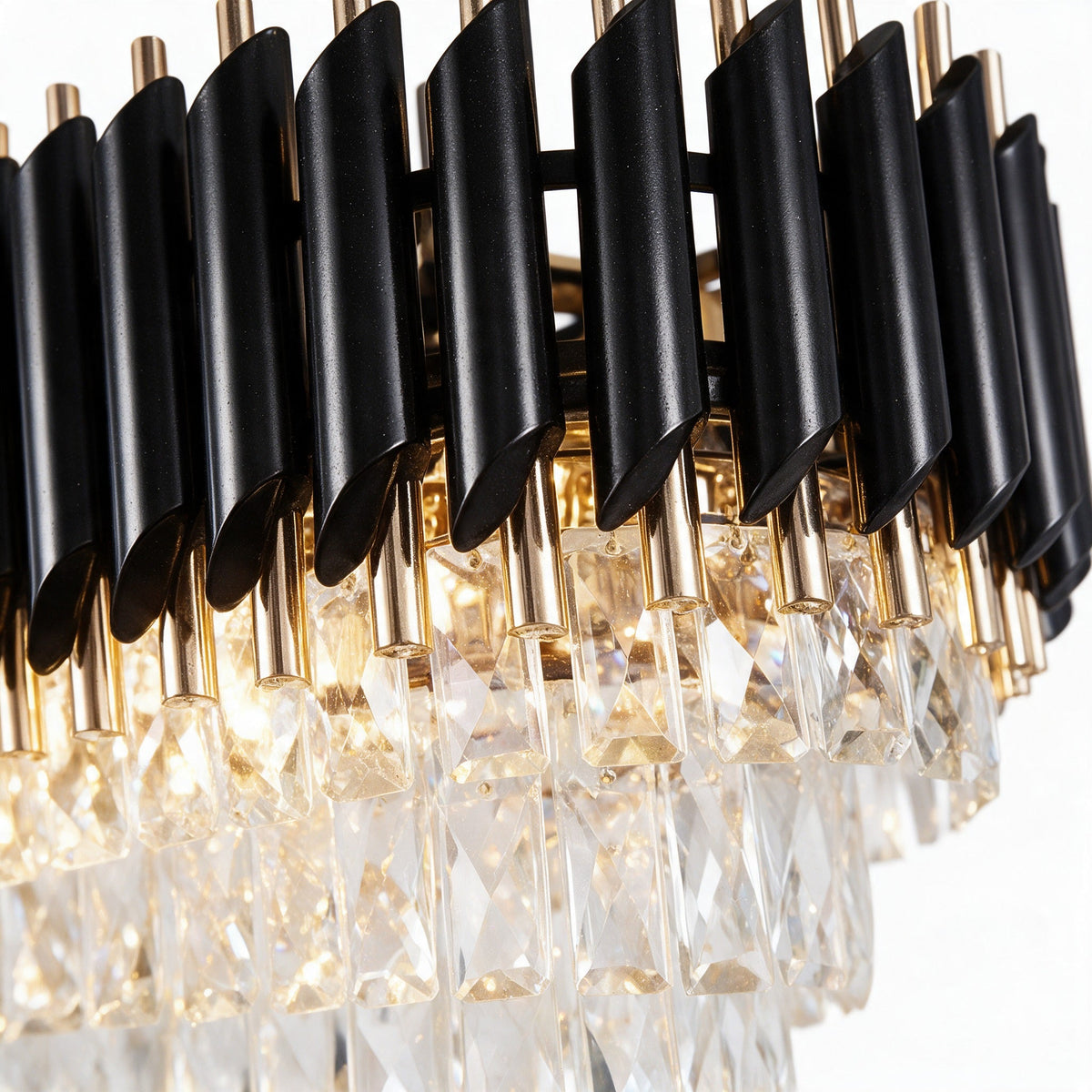 Loft — détail macro des lamelles noires et des prismes de cristal