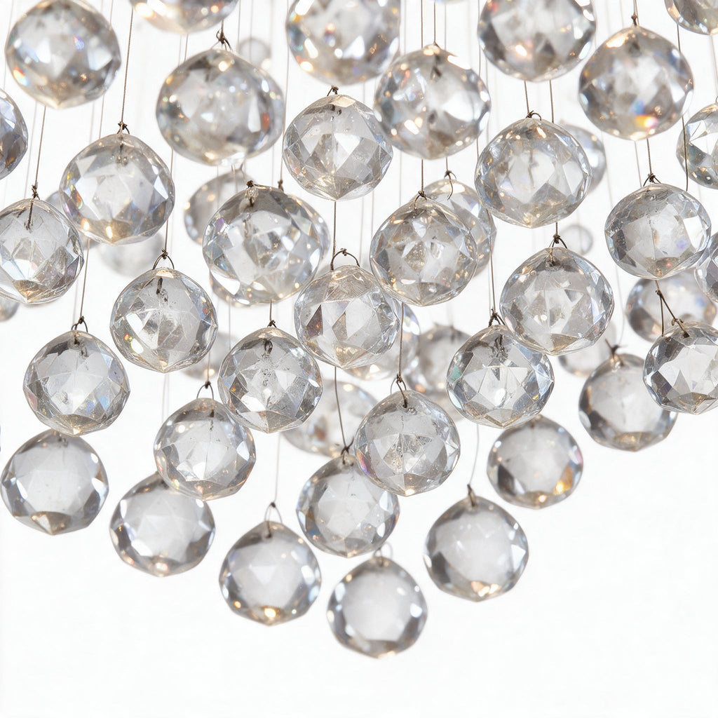 Sillage — détail macro des boules de cristal K9 sur leurs fils d'acier