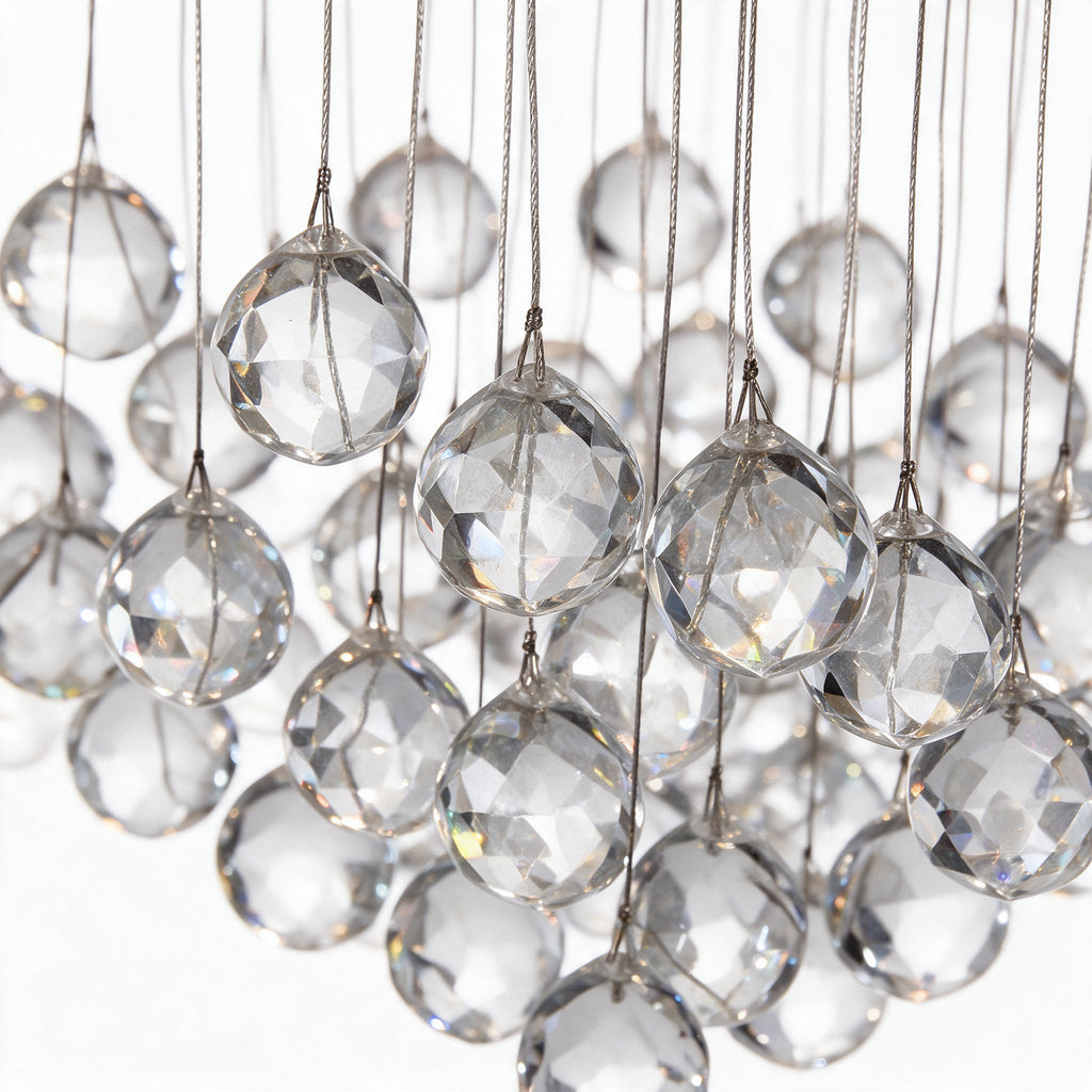 Monolithe — détail macro des boules de cristal K9 sur leurs fils d'acier