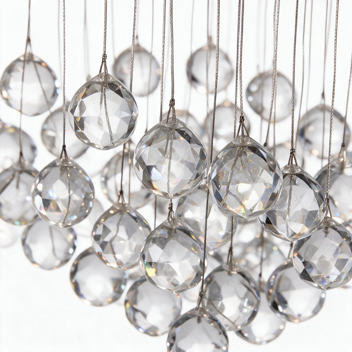 Monolithe — détail macro des boules de cristal K9 sur leurs fils d'acier