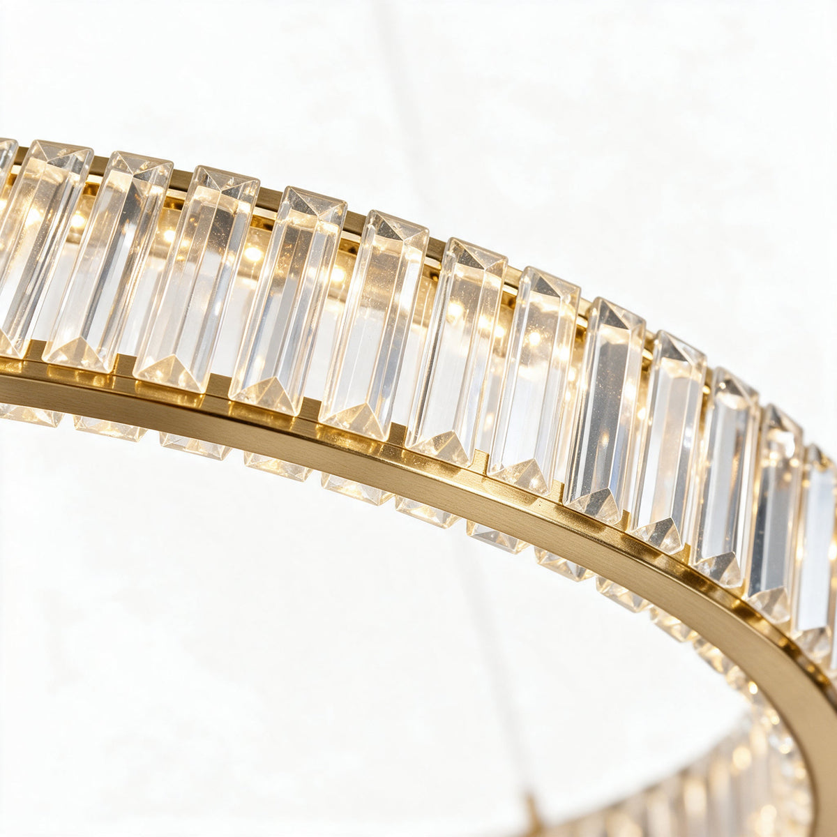 Orbite — détail macro des prismes de cristal et du rail doré
