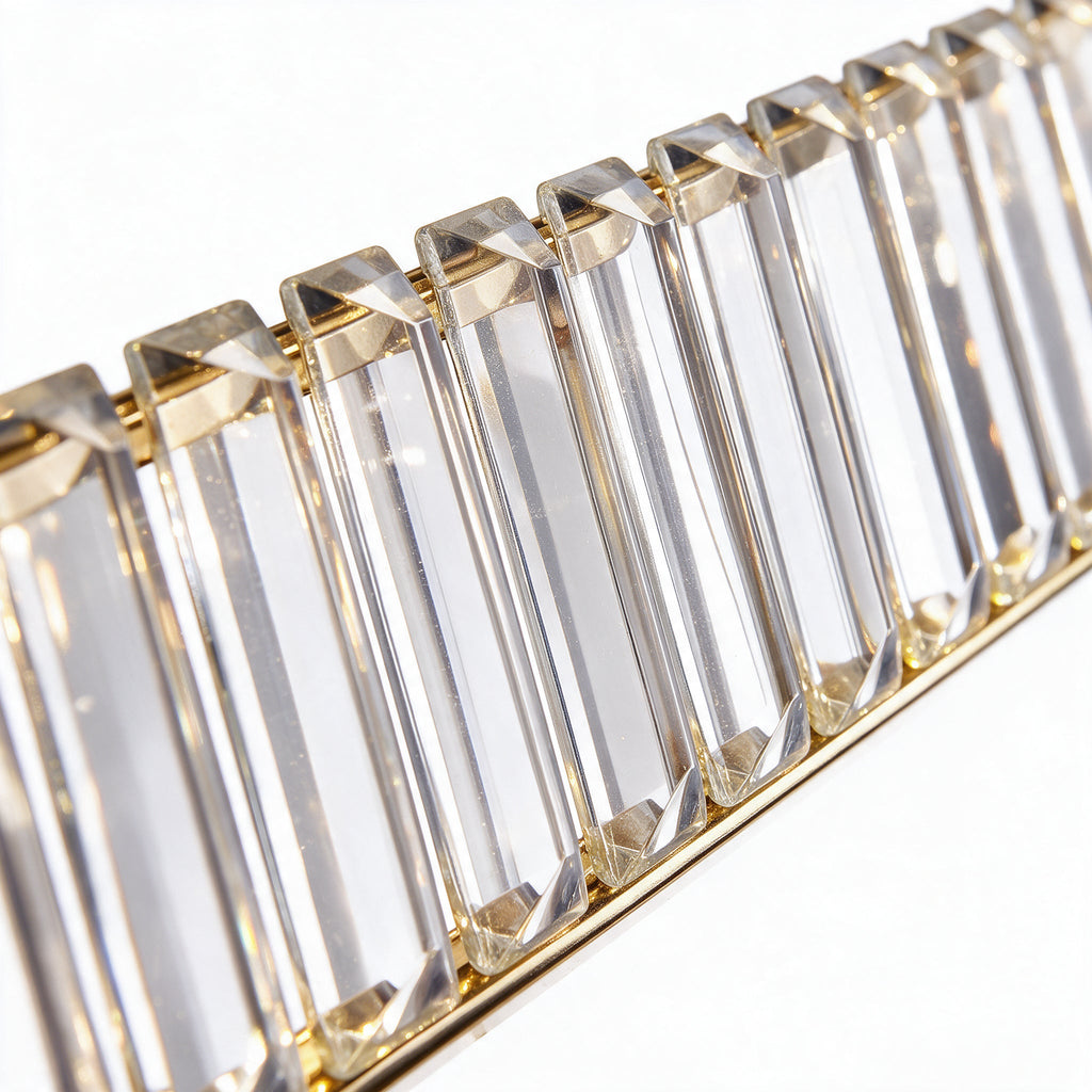 Solaire — détail macro des prismes de cristal dressés sur le rail doré