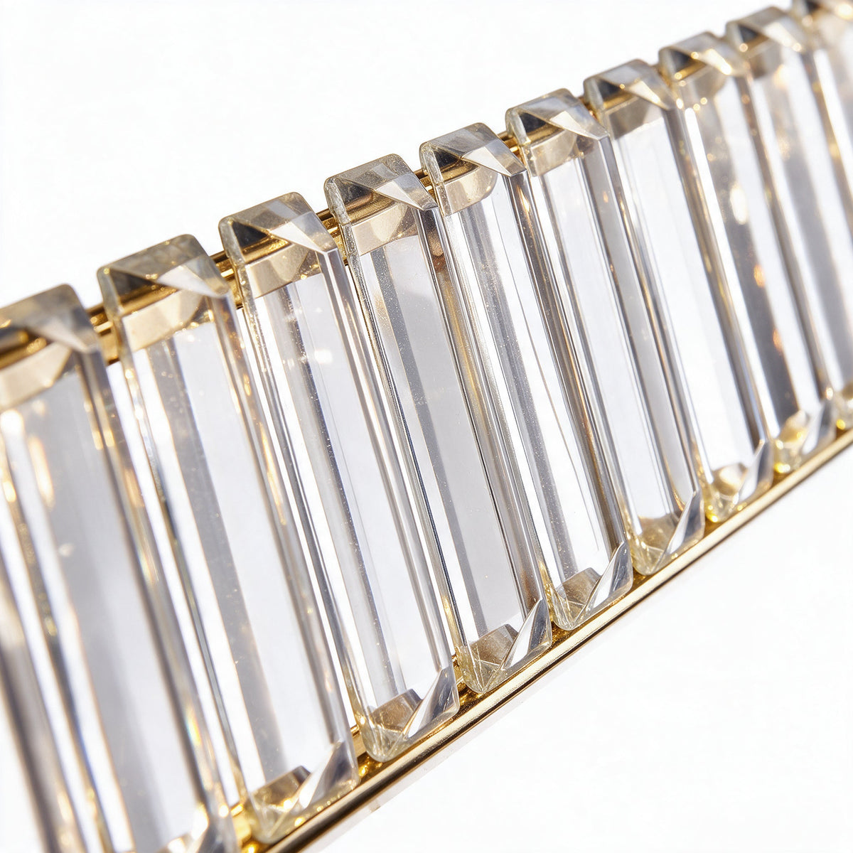 Solaire — détail macro des prismes de cristal dressés sur le rail doré
