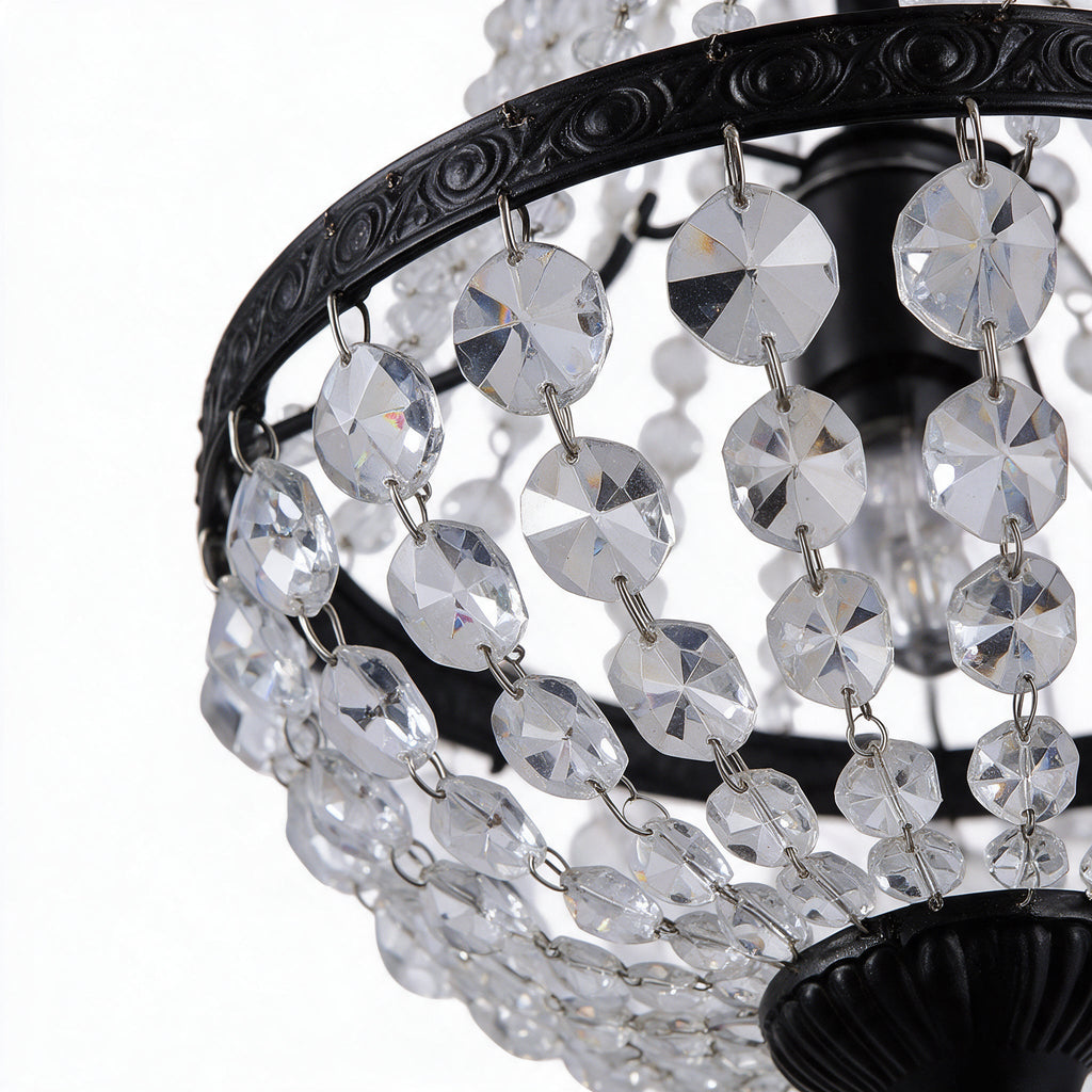 Régence — détail macro des perles de cristal et de la couronne en fer forgé