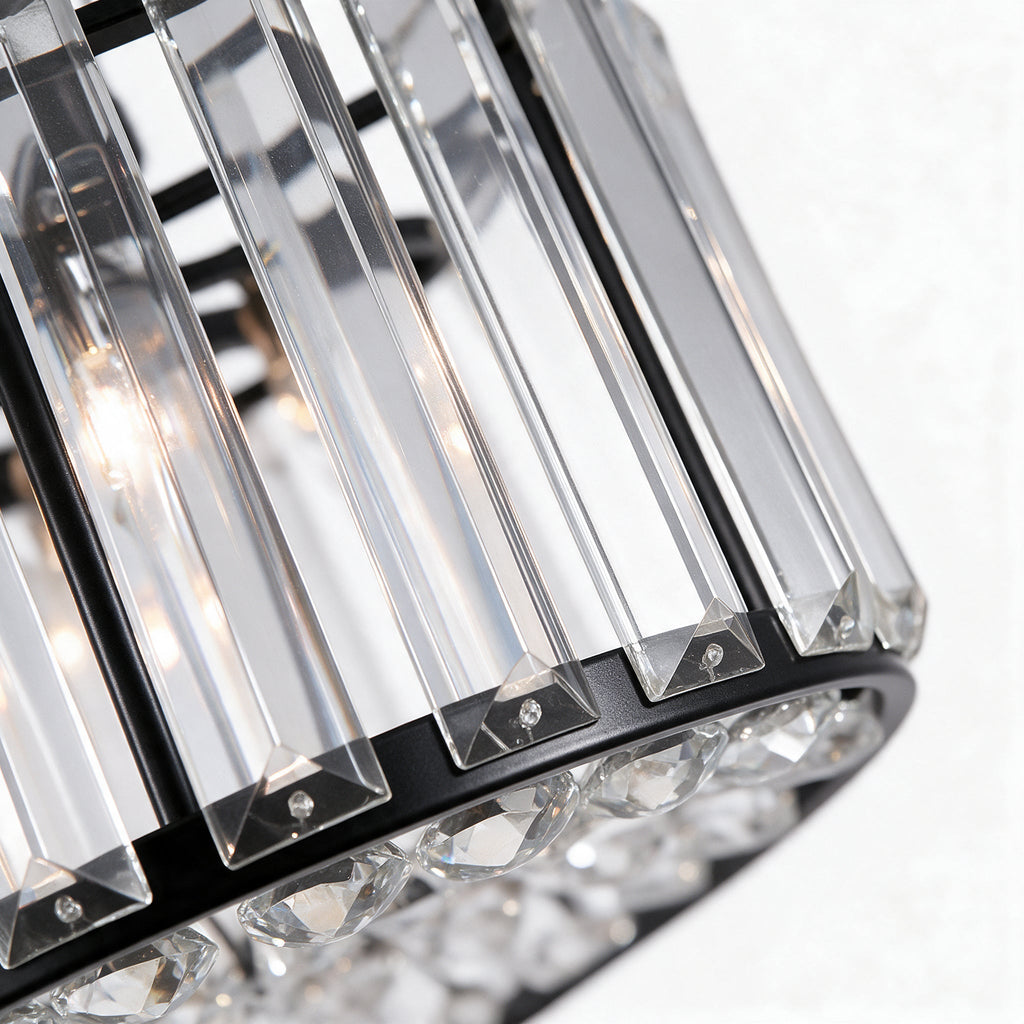 Perle — détail macro des prismes de cristal facettés contre le cerclage noir