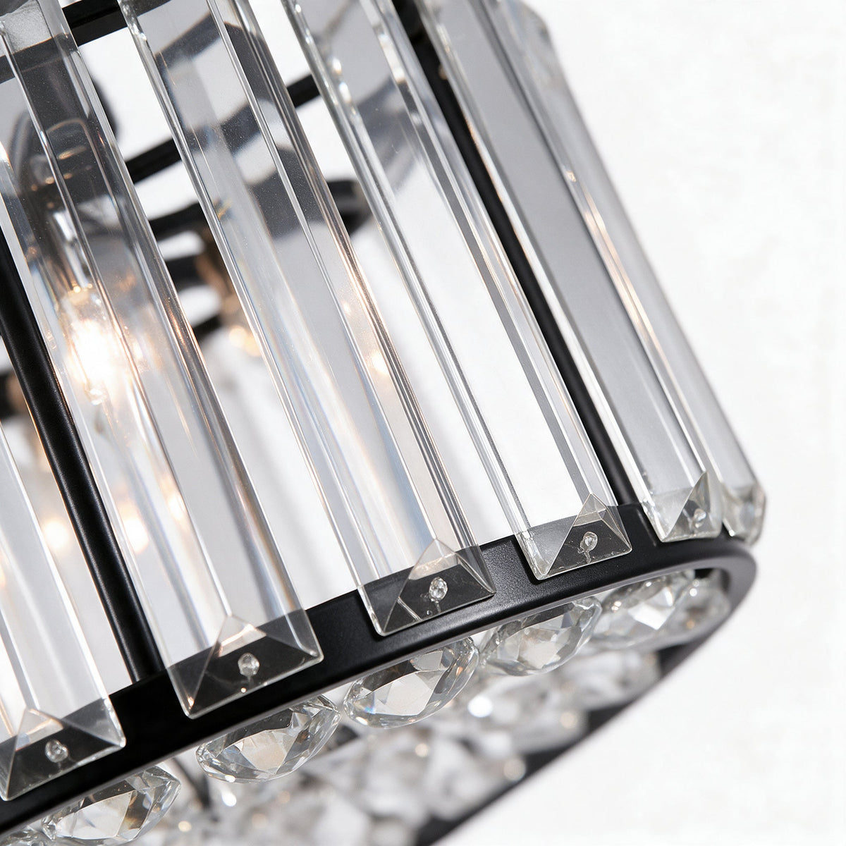 Perle — détail macro des prismes de cristal facettés contre le cerclage noir