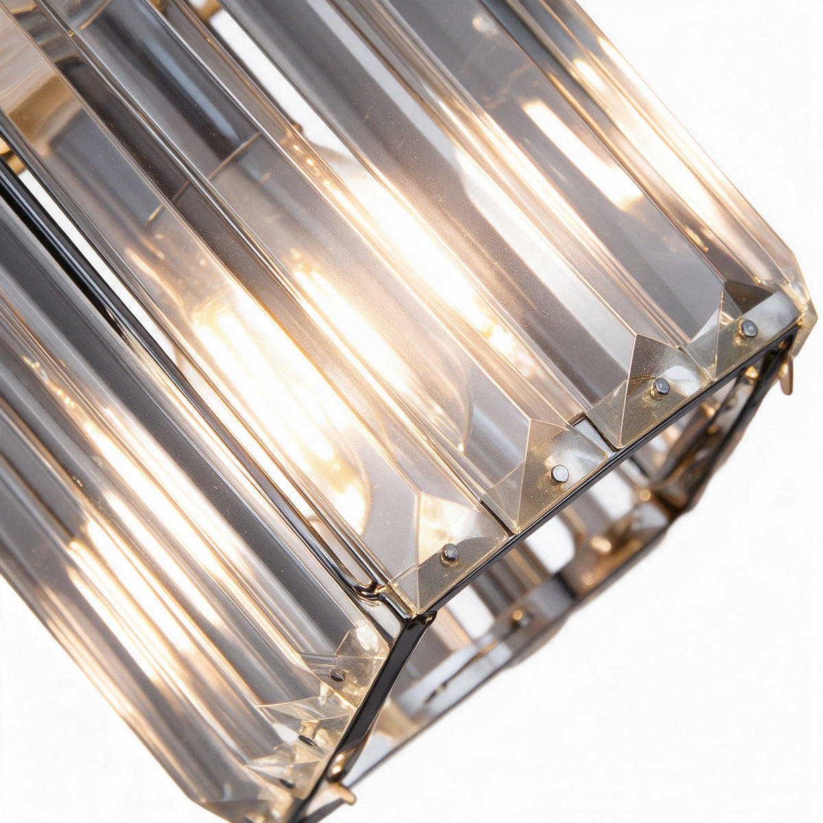 Épure — détail macro des blocs de cristal et de l'ampoule chaude