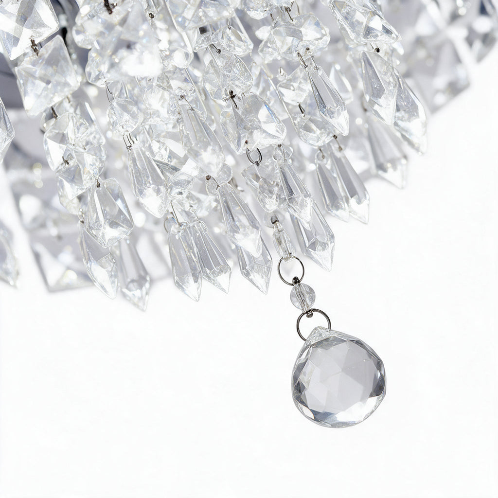 Vénus — détail macro des pampilles de cristal et de la goutte terminale