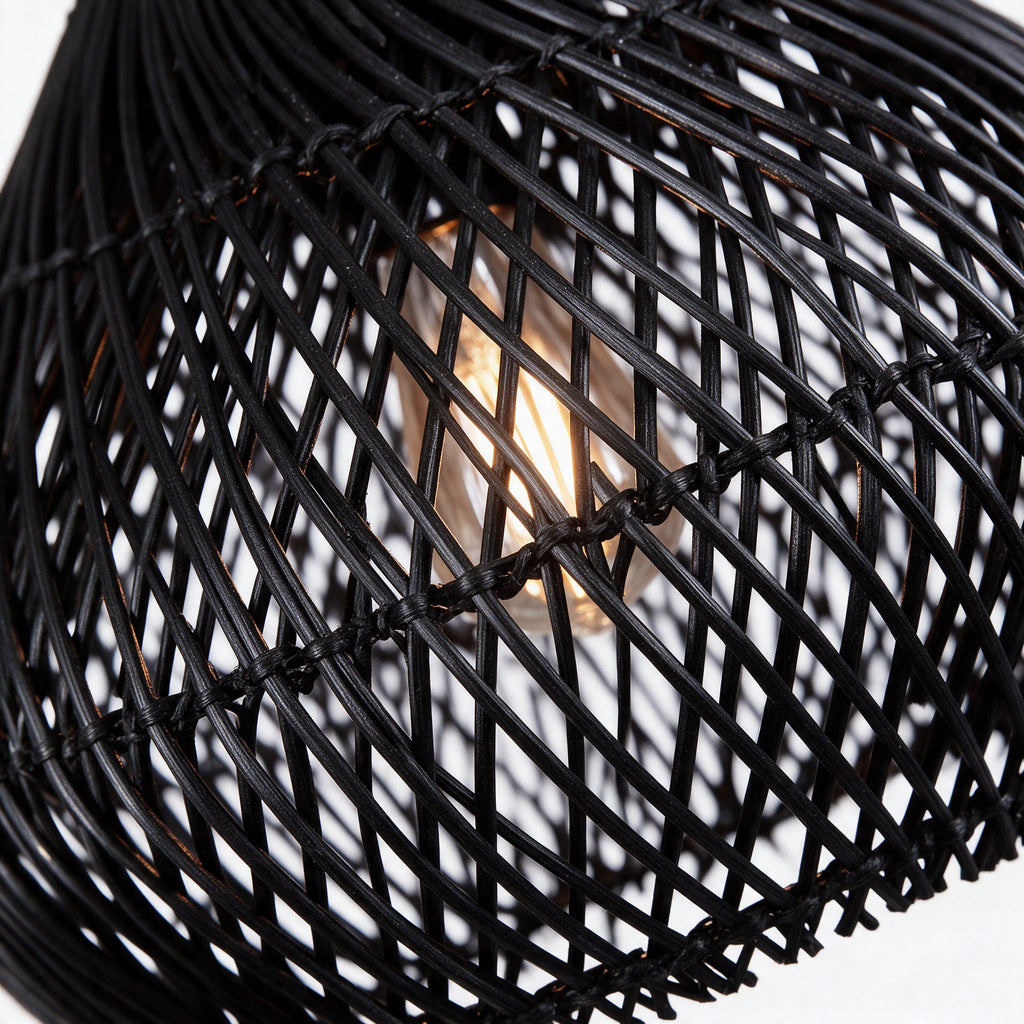 Ébène — détail macro du tressage de rotin noir et de la lumière entre les brins