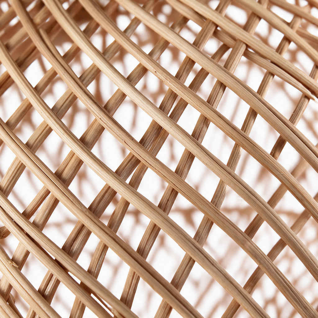Lagon — détail macro du tressage de rotin traversé par la lumière
