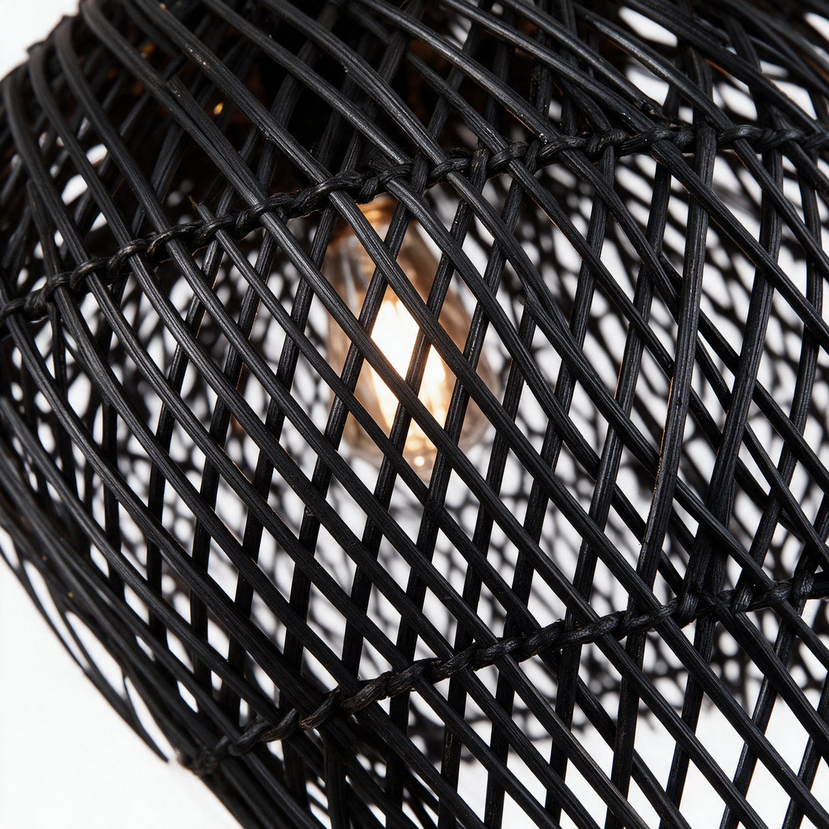 Obsidienne — détail macro du tressage de rotin noir traversé par la lumière