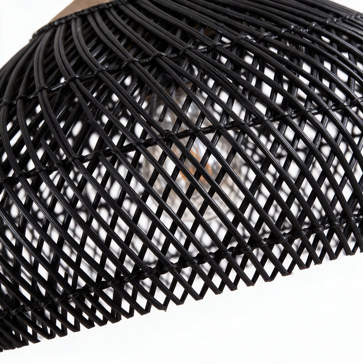 Onyx — détail macro du tressage de rotin noir éclairé de l'intérieur