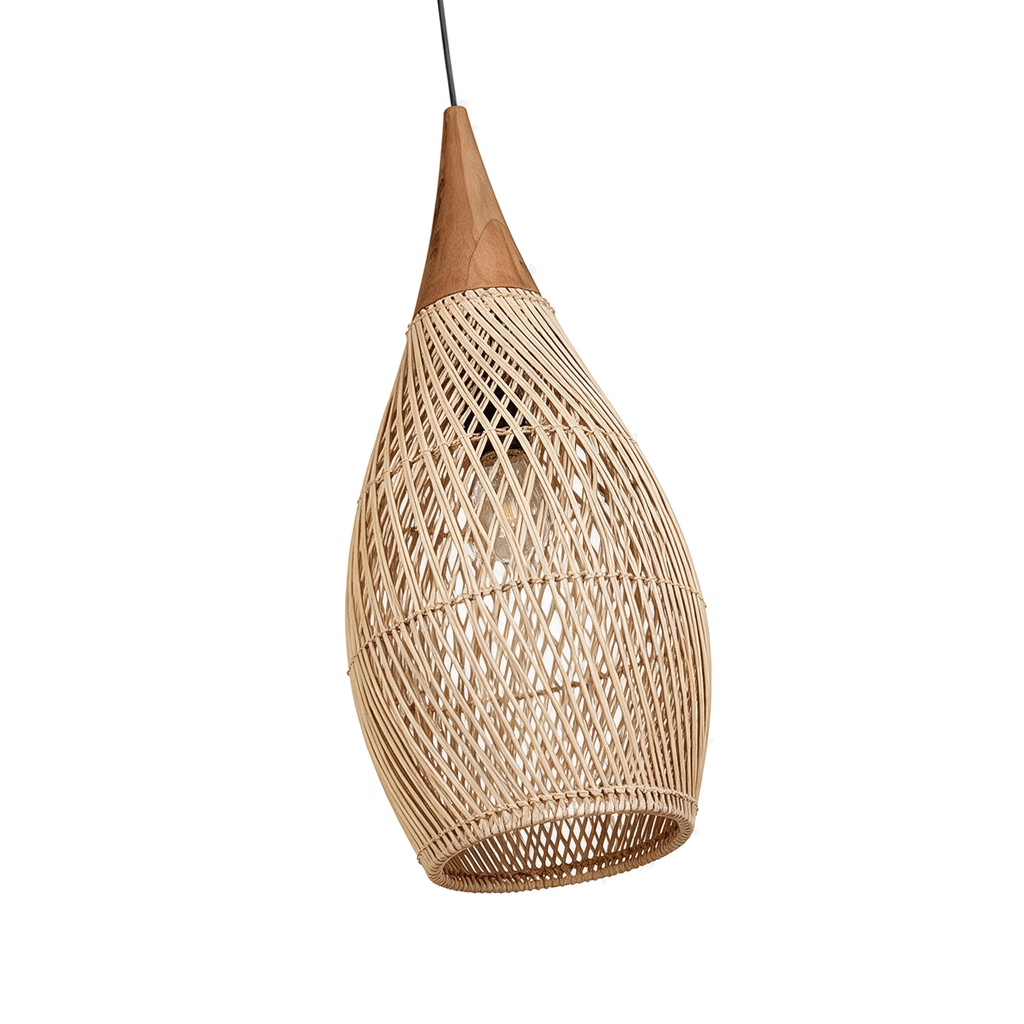 Brindille — suspension fuseau en rotin tressé naturel Ø25 × H50 cm, packshot fond blanc
