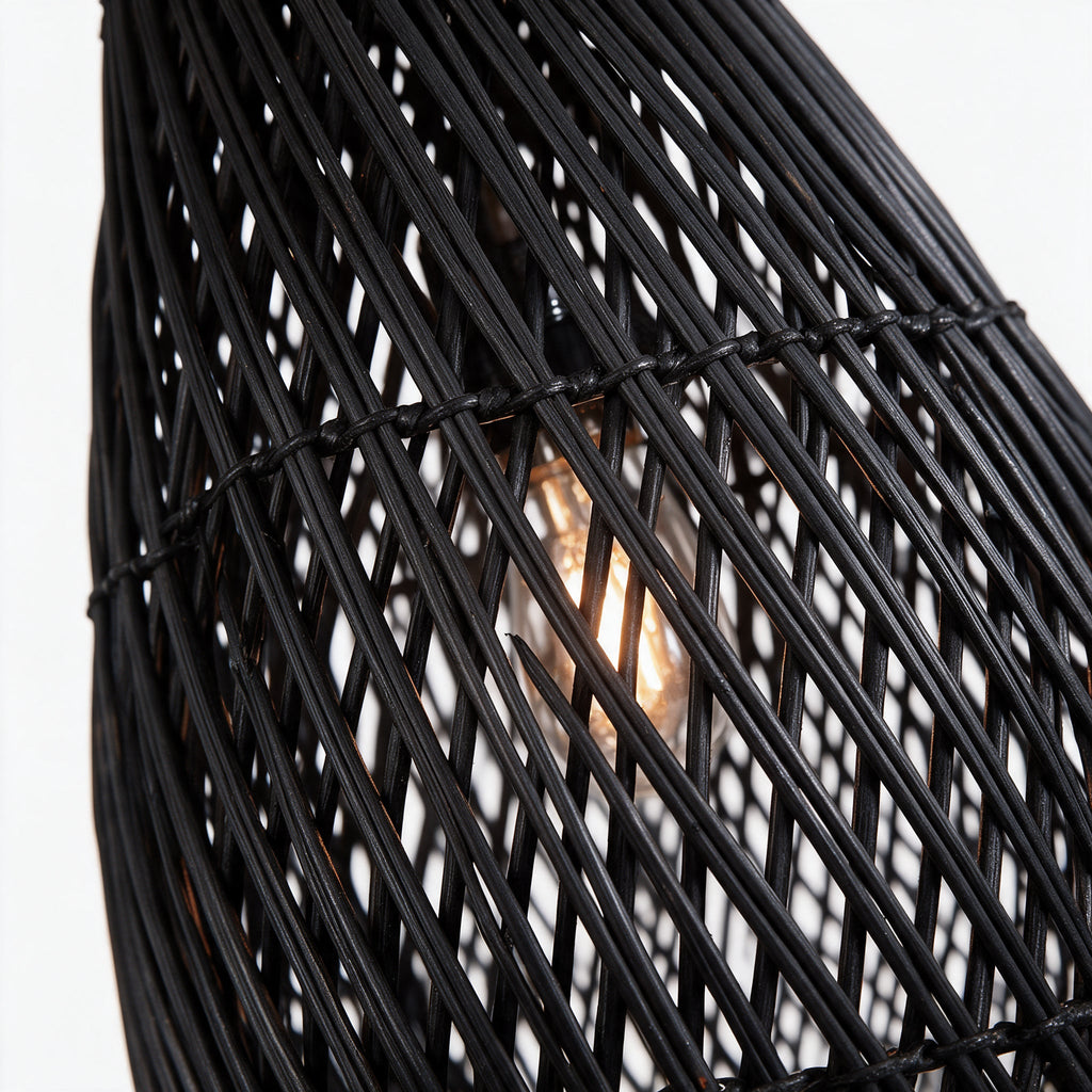 Basalte — détail macro du tressage de rotin noir et de la lumière entre les brins