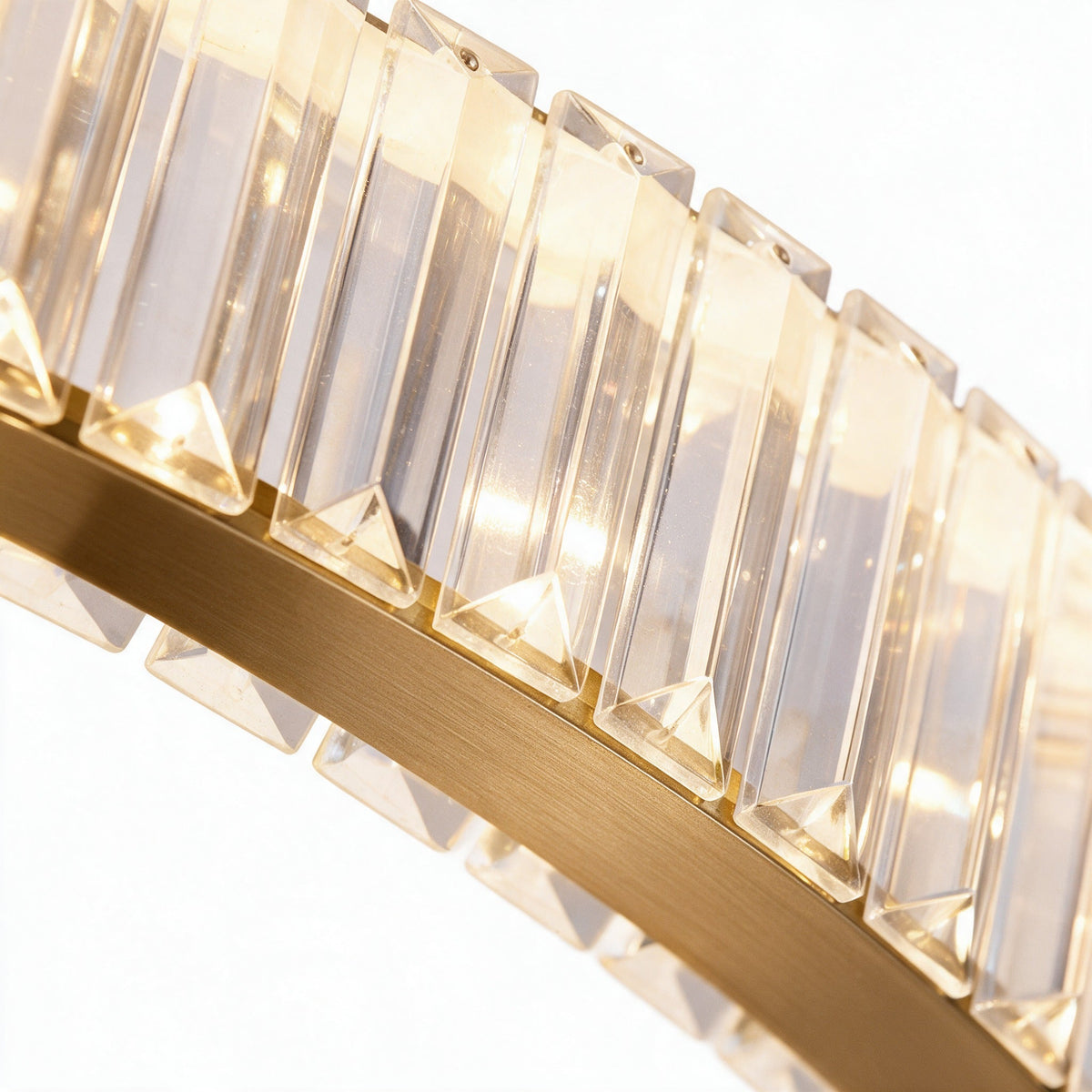 Galaxie — détail macro des prismes de cristal dressés dans le rail doré